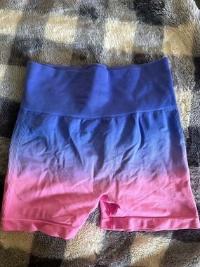 Seamless Ombre High-Waist Women’s Shorts - Pink to Blue
